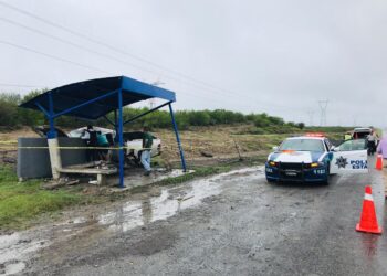 Muere al estrellar camioneta con paradero de autobús en carretera