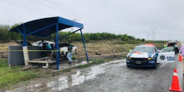 Muere al estrellar camioneta con paradero de autobús en carretera