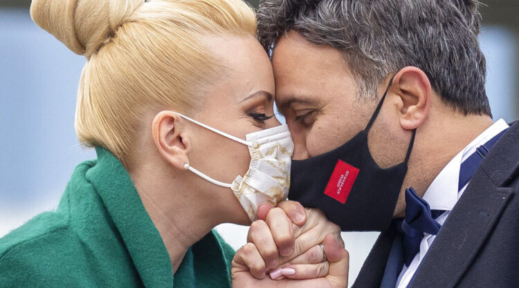 La historia del beso y su futuro ante la pandemia