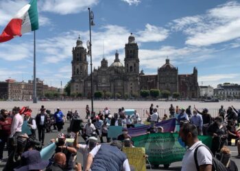De rodillas se manifiestan 150 policías en el Zócalo de la CDM