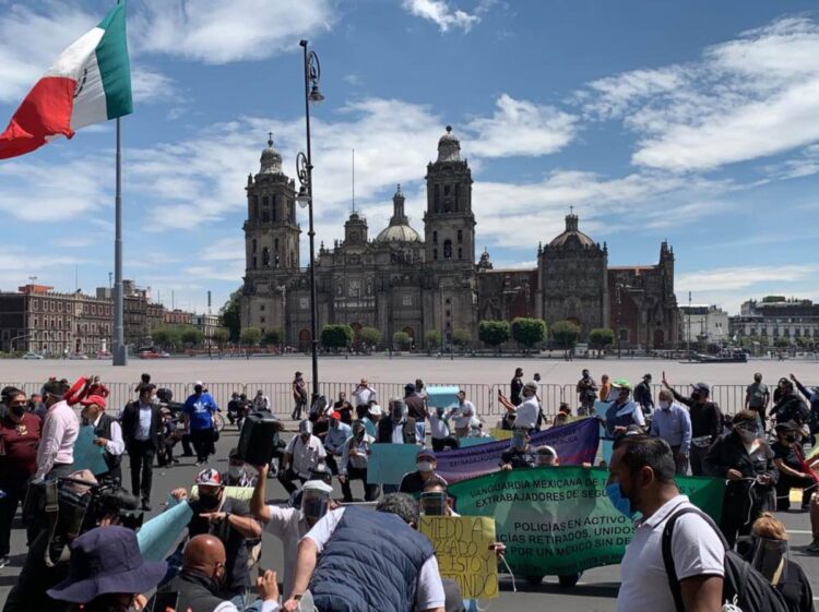 De rodillas se manifiestan 150 policías en el Zócalo de la CDM