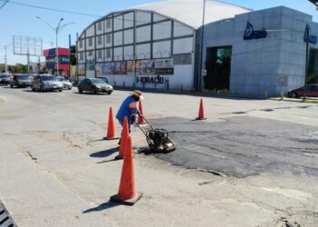 Reparan carpeta asfáltica en la avenida César López de Lara