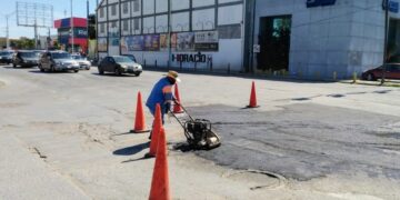 Reparan carpeta asfáltica en la avenida César López de Lara