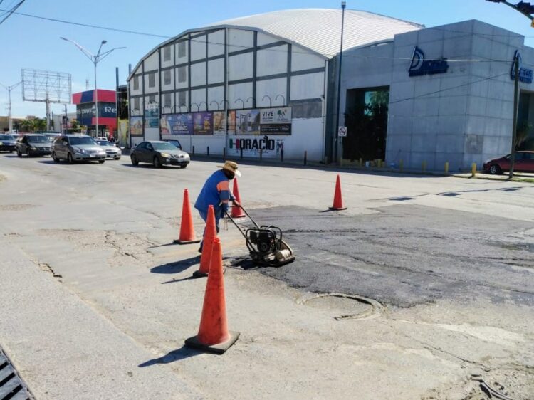 Reparan carpeta asfáltica en la avenida César López de Lara