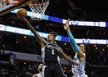 Jugador San Antonio Spurs-NBA revela que de niño sufrió abusos sexuales