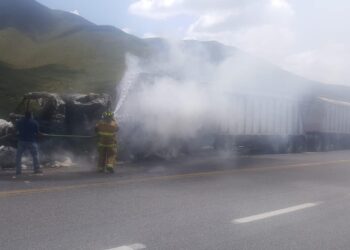 Se incendia tráiler con sorgo en carretera Victoria-San Luis Potosí
