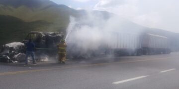 Se incendia tráiler con sorgo en carretera Victoria-San Luis Potosí