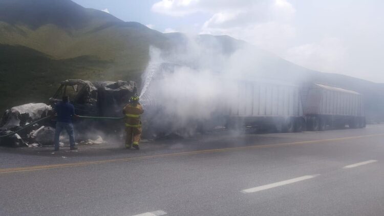 Se incendia tráiler con sorgo en carretera Victoria-San Luis Potosí