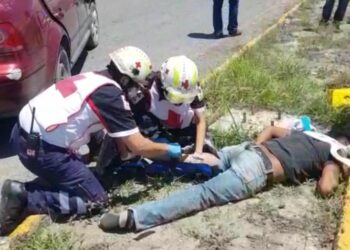 Motociclista al borde de la muerte tras chocar con auto