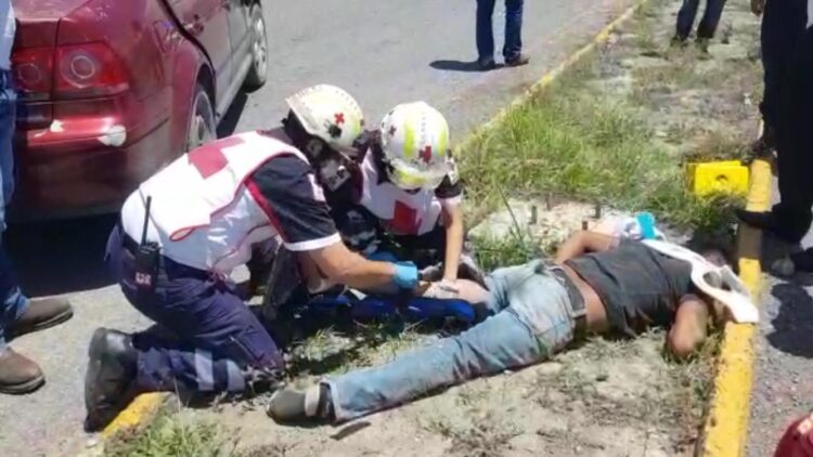 Motociclista al borde de la muerte tras chocar con auto