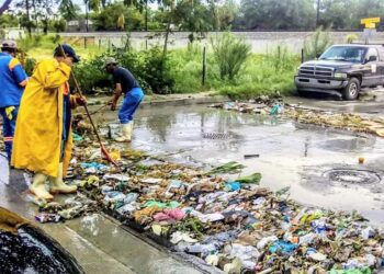 Desazolvan rejillas  pluviales tras lluvias