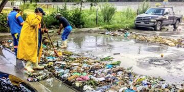 Desazolvan rejillas  pluviales tras lluvias