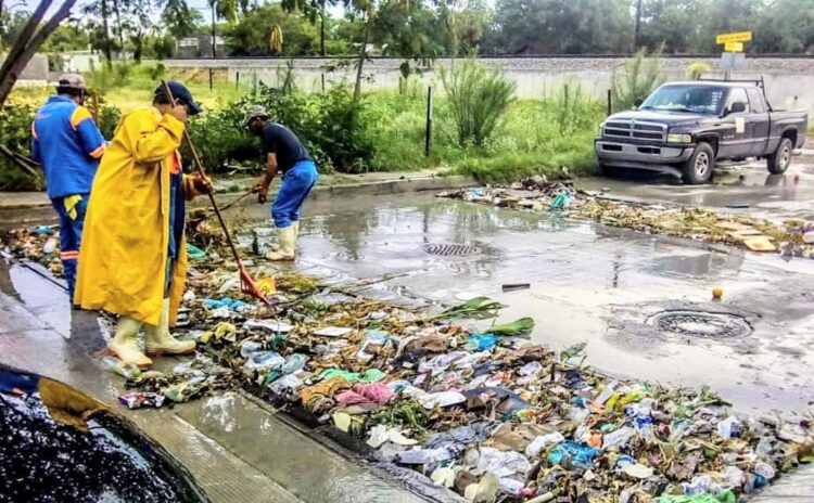Desazolvan rejillas  pluviales tras lluvias