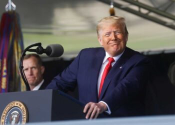 Trump cumple 74 años, pero cuestionan su salud por resbalón