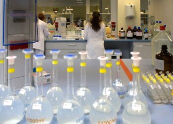 Unión Europea firma compra de vacuna anticovid; más de 300 millones de dosis