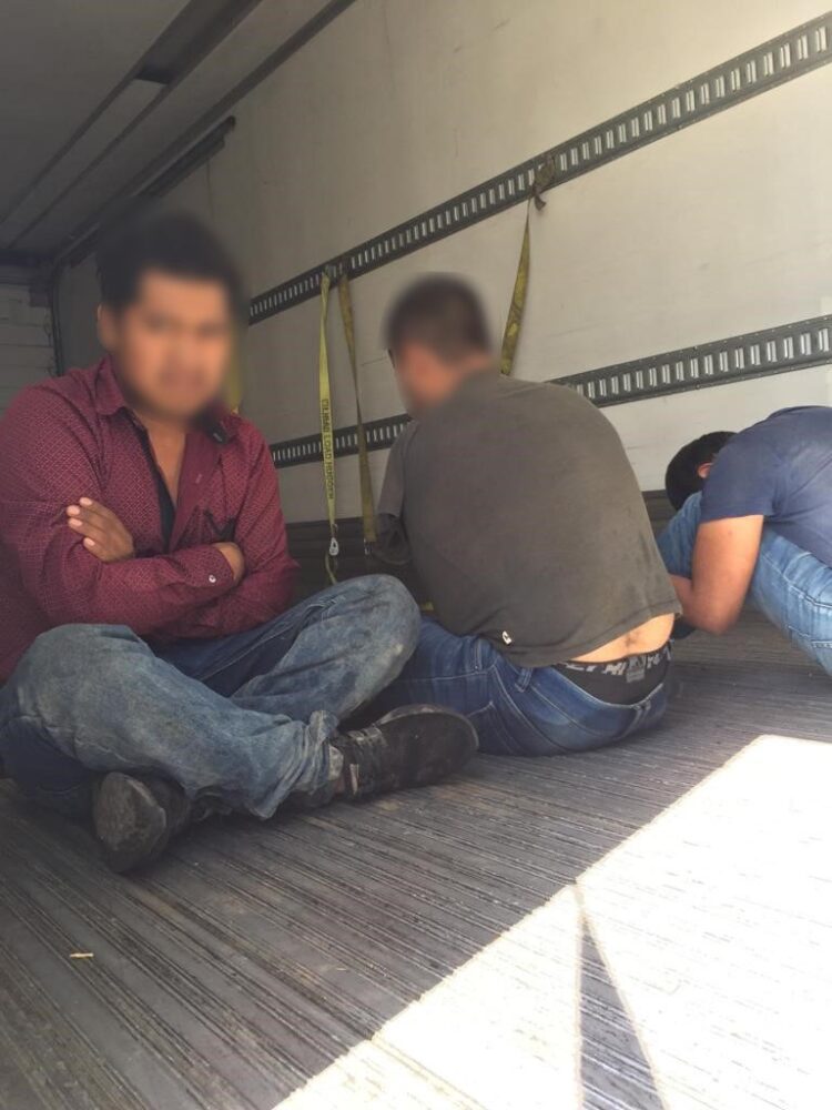 EU previene a mexicanos de “coyotes”