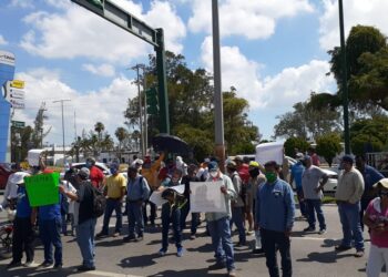 Obreros realizan marcha; le piden chamba a AMLO