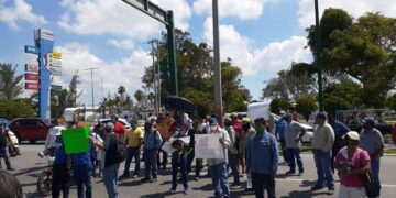 Obreros realizan marcha; le piden chamba a AMLO