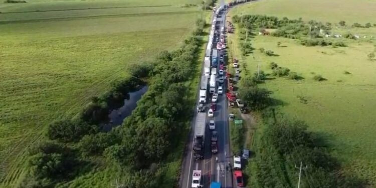 Sorgueros bloquean carreteras en norte y sur de Tamaulipas; exigen precio de garantía justo