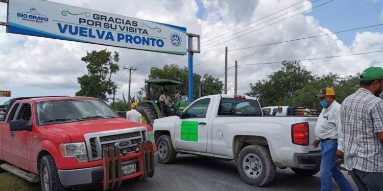 Sorgueros bloquean carreteras en norte y sur de Tamaulipas; exigen precio de garantía justo