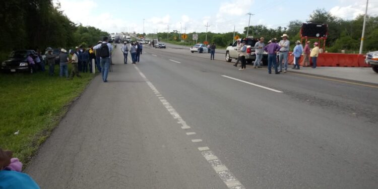 Sorgueros bloquean carreteras en norte y sur de Tamaulipas; exigen precio de garantía justo