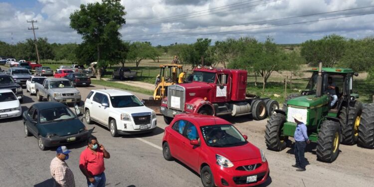 Sorgueros bloquean carreteras en norte y sur de Tamaulipas; exigen precio de garantía justo