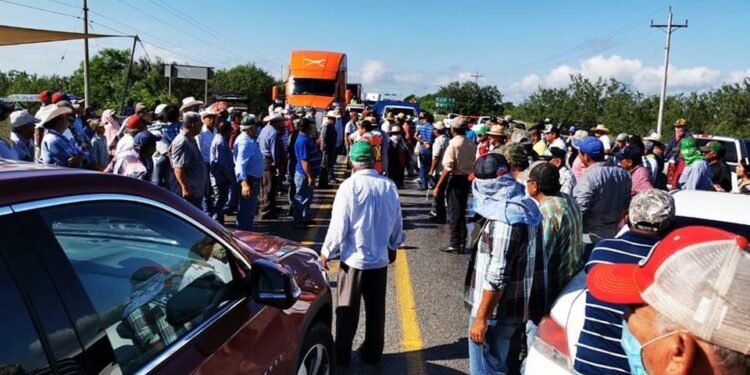 Sorgueros bloquean carreteras en norte y sur de Tamaulipas; exigen precio de garantía justo
