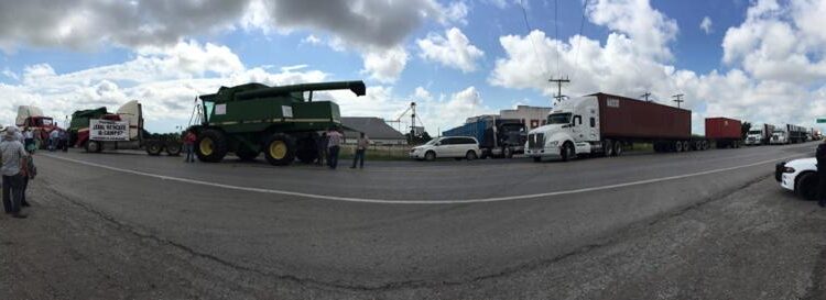 Sorgueros bloquean carreteras en norte y sur de Tamaulipas; exigen precio de garantía justo