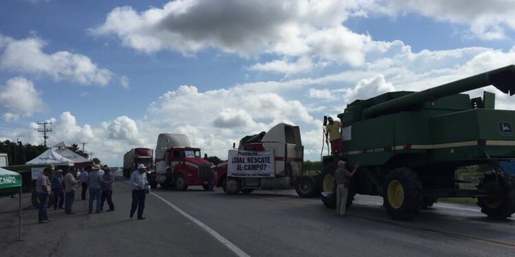 Sorgueros bloquean carreteras en norte y sur de Tamaulipas; exigen precio de garantía justo