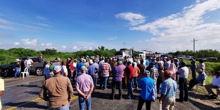 Sorgueros bloquean carreteras en norte y sur de Tamaulipas; exigen precio de garantía justo