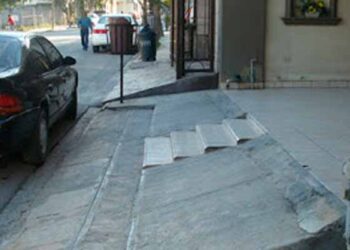 Exigen a 43 alcaldes hacer respetar banquetas como espacios peatonales