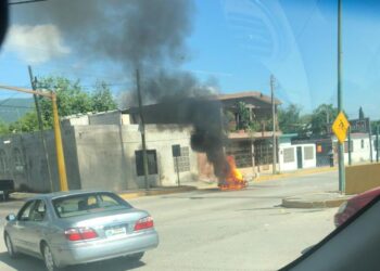Fuego consume motocicleta en Eje Vial y Berriozábal en Cd. Victoria