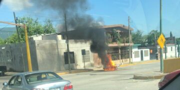Fuego consume motocicleta en Eje Vial y Berriozábal en Cd. Victoria