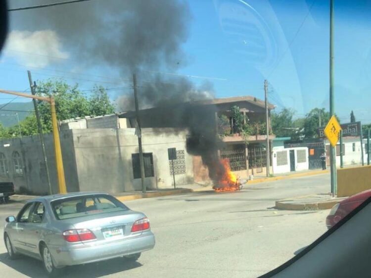 Fuego consume motocicleta en Eje Vial y Berriozábal en Cd. Victoria