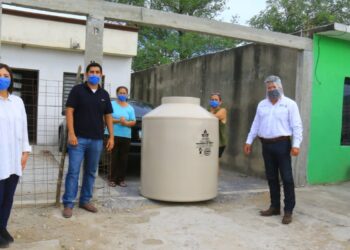 Entregan tinacos con subsidio de “Mariana Trinitaria A.C.”, en Moderna y Linda Vista