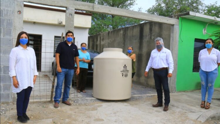 Entregan tinacos con subsidio de “Mariana Trinitaria A.C.”, en Moderna y Linda Vista