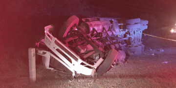 Muere chofer al volcar camión cargado con ganado