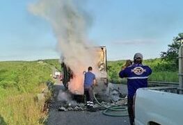 Se incendia camión, salvan carga de cerveza para SLM y Villa de Casas