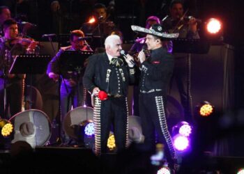 El Potrillo regresa al mariachi con espectacular dueto con Vicente Fernández