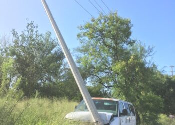 Camioneta deja sin luz a colonia tras derribar poste