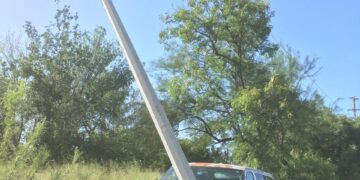 Camioneta deja sin luz a colonia tras derribar poste