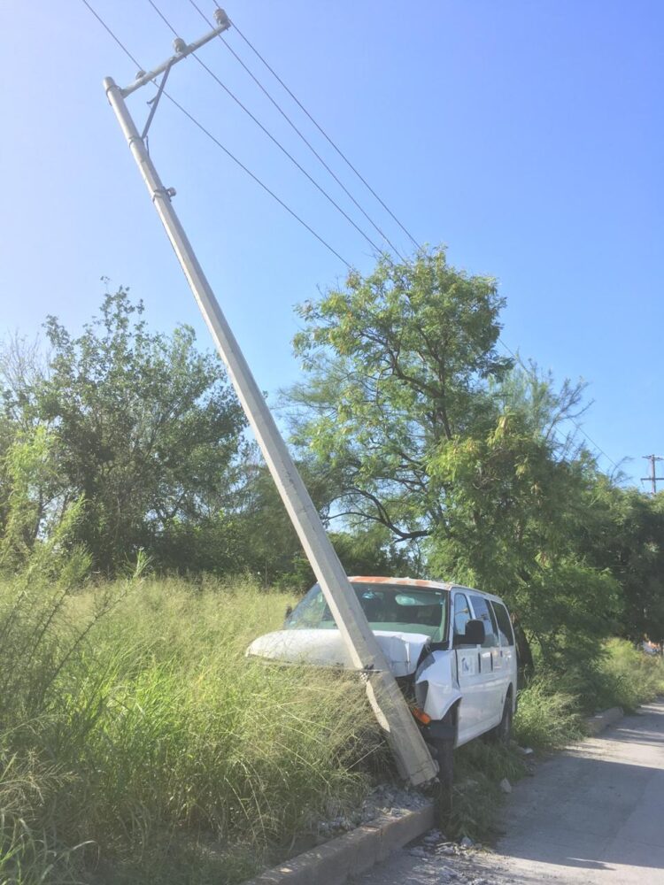 Camioneta deja sin luz a colonia tras derribar poste