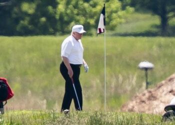 Trump retoma su vida cotidiana, pese a pandemia,