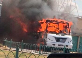 Grupos criminales queman autos y atacan comercios en Guanajuato tras operativo