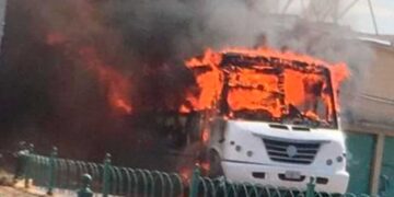 Grupos criminales queman autos y atacan comercios en Guanajuato tras operativo