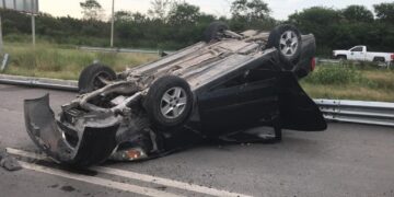 Cafre vuelca en libramiento Naciones Unidas, frente a Privanzas