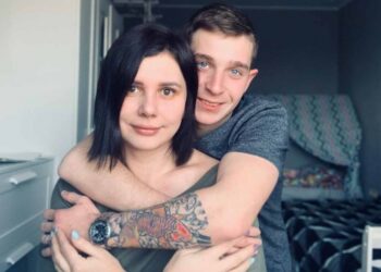 Mujer confiesa que se enamoró de hijastro; ahora está embarazada