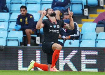 Chelsea remonta y se acerca a la Champions League