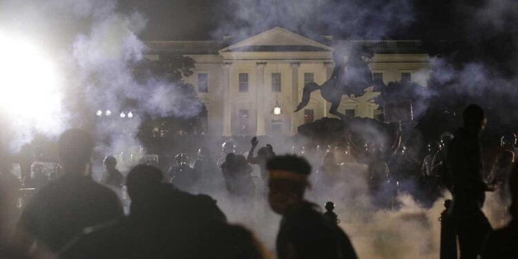 Arde bandera de EU frente a la Casa Blanca, en sexto día de disturbios