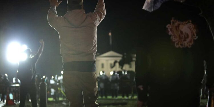 Arde bandera de EU frente a la Casa Blanca, en sexto día de disturbios